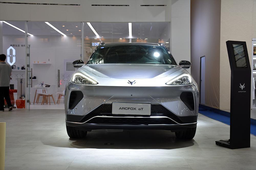 自驾出游该怎么选？极狐阿尔法T、问界M5、特斯拉Model Y三强PK